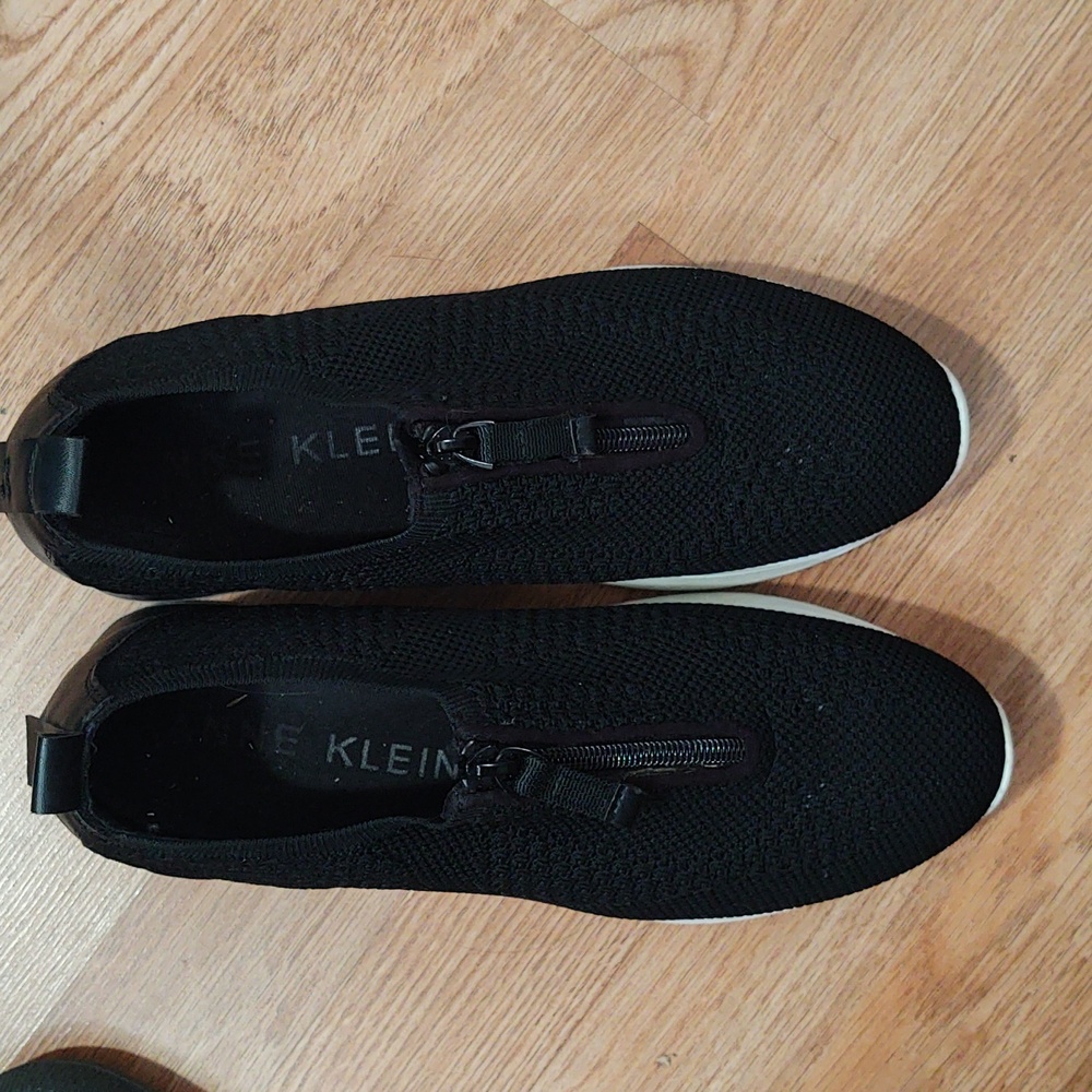 Anne Klein size 8 tennis shoe black and white with zippers